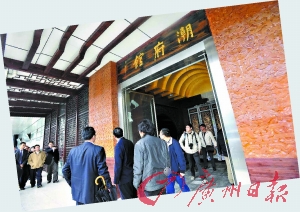 在世博会的各个餐饮点,参观者可以品尝到各地佳肴和世界各国美食.